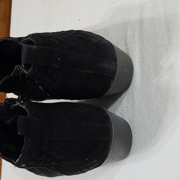 Style & Co Womens Black Suede Ankle Booties Side Zips Quilted Sz 10 GUC READ - Picture 5 of 14